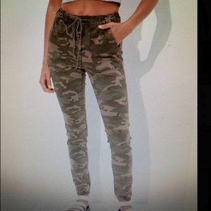 WOMENS AMERICAN EAGLE CAMO JOGGER PANTS SIZE 4 NWT